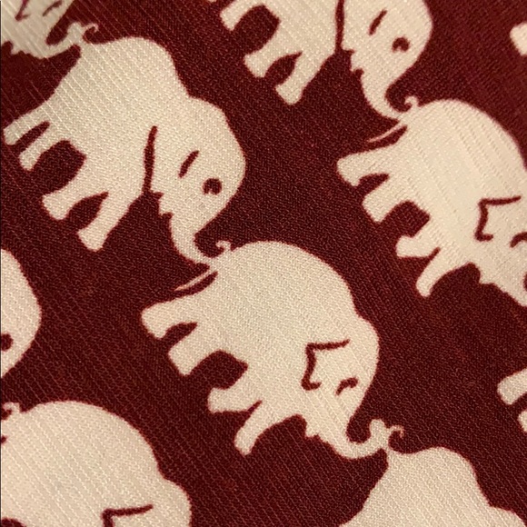 Super soft tee w crimson houndstooth elephant appliqué & shoulder detail, size L - Picture 3 of 3